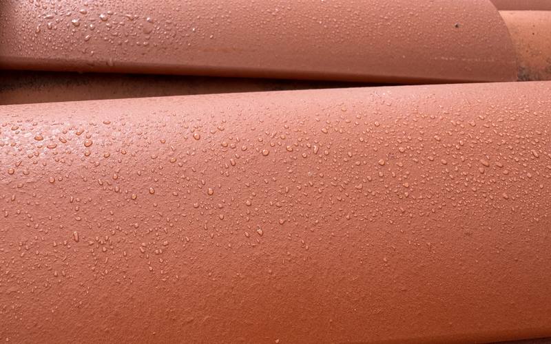 Gotas de agua sobre teja con tratamiento hidrofóbico