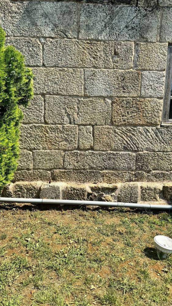 Muro de piedra limpio después del trabajo