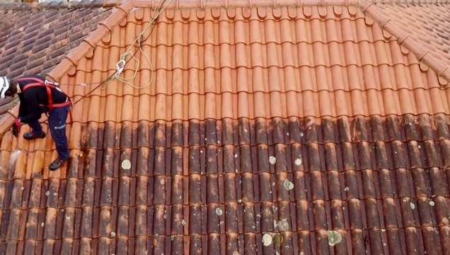 Vista desde dron de un tejado a medio limpiar