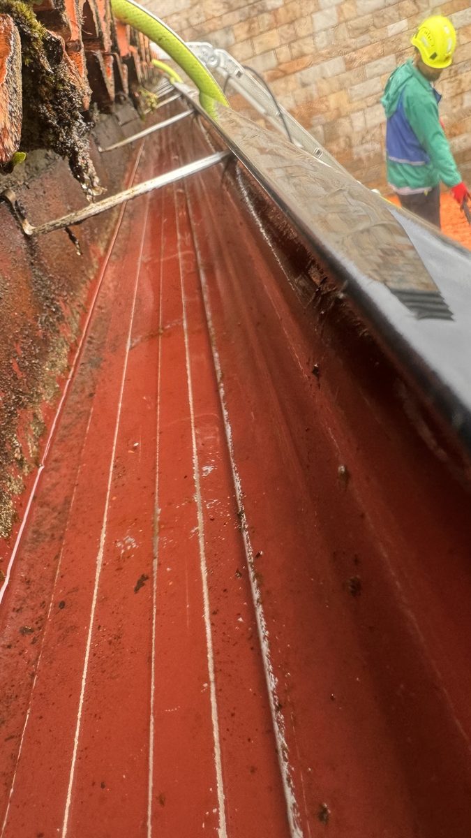 Limpieza del canalón con equipo de trabajo en altura