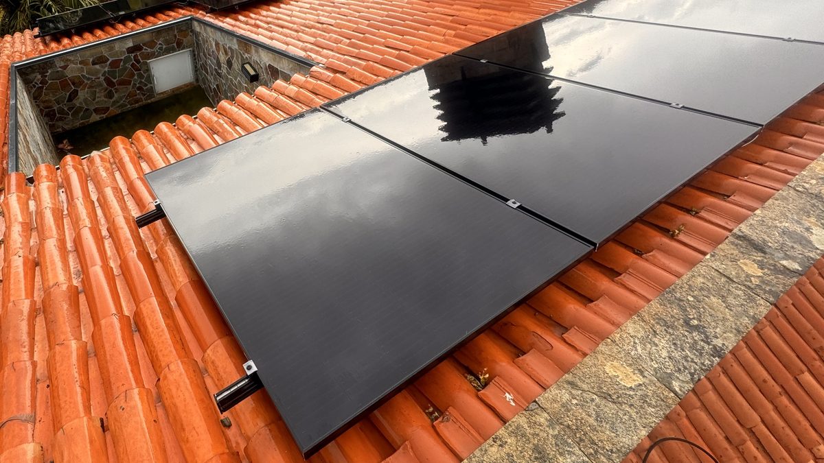 Paneles solares limpios sobre tejado de teja