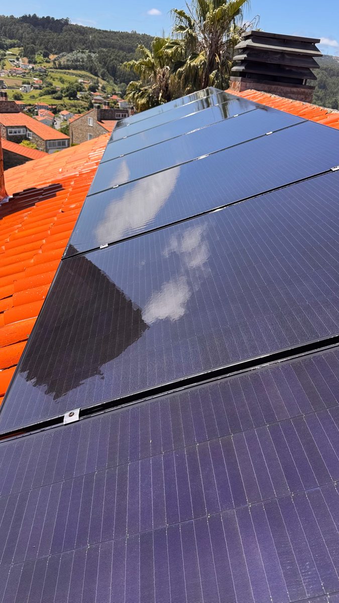 Placas solares limpias con vistas a la zona