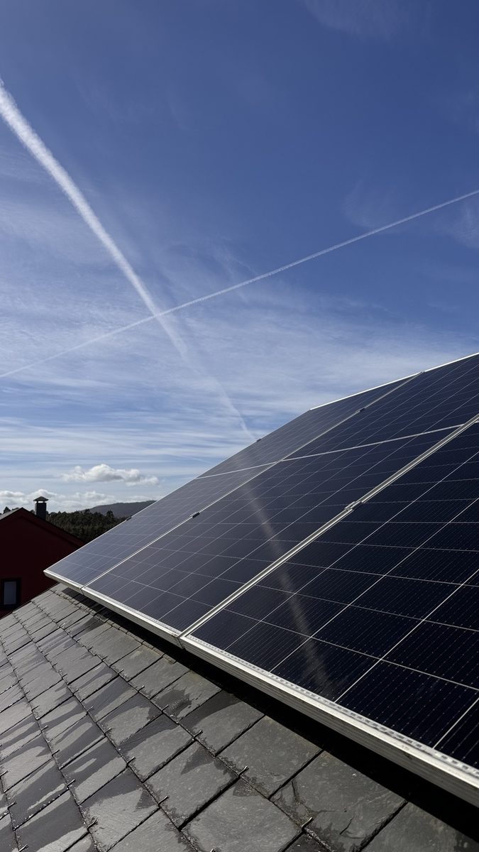 Placas solares limpias sobre tejado de pizarra